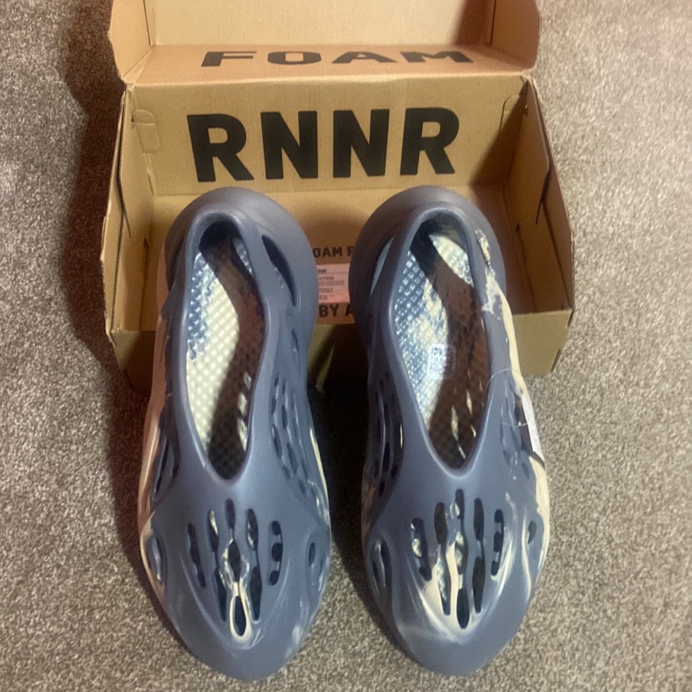 - Yeezy Foam Runners MXT Moon Grey Size 11